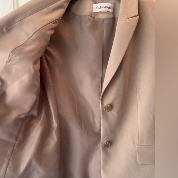 Calvin Klein Women's Two Button Lux Blazer
Size 6 - Picture 6 of 7